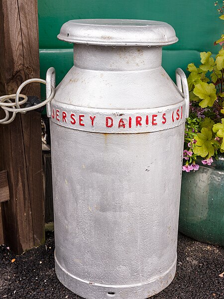 File:Milk churn (9128630955).jpg