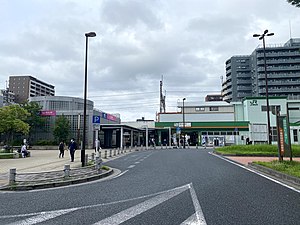 南流山站南口。圖中右側是隸屬於JR東日本的出口，左側則為首都圈新都市鐵道 （筑波快線）的出入口。