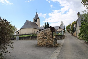 Le vieux puits public et l'église.