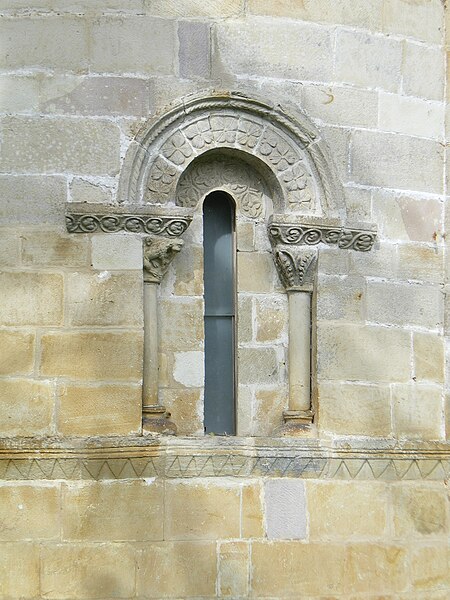 File:Monasterio de San Pedro de Villanueva - Ventana.jpg