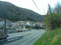 Village et pont au-dessus du Touyre.