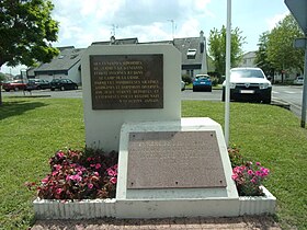 Hegyek - stele camp de la Lande.jpg