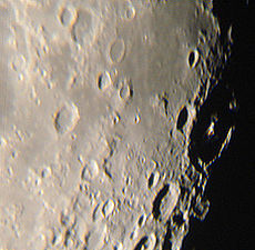 從地球上拍攝的位於月球晝夜線上的培特威物斯環形山