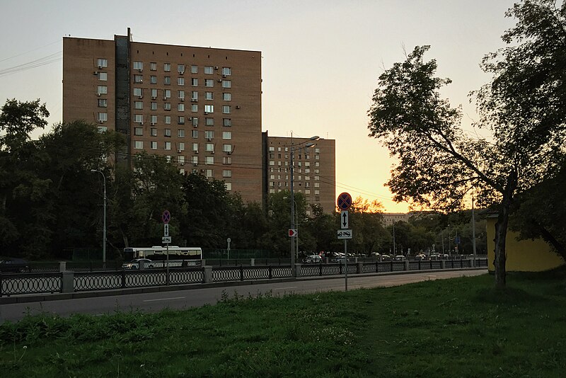 File:Moscow, view of Nikoloyamskaya Embankment towers from Kostomarovskaya (31559134636).jpg