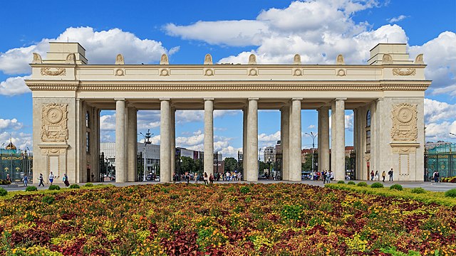 שער הכניסה לפארק גורקי במוסקבה, המעוטר באכסדרה