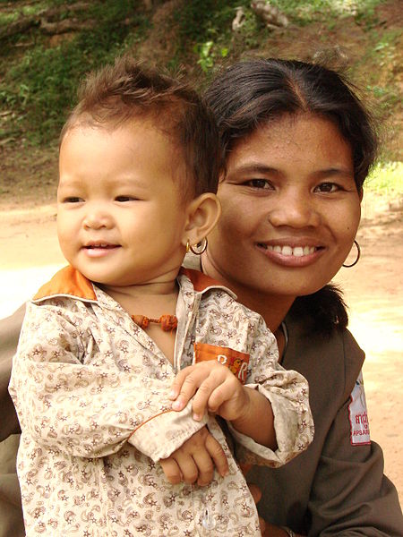 Tập_tin:Mother_and_Child_-_Neak_Pean_-_Angkor_-_Cambodia.JPG