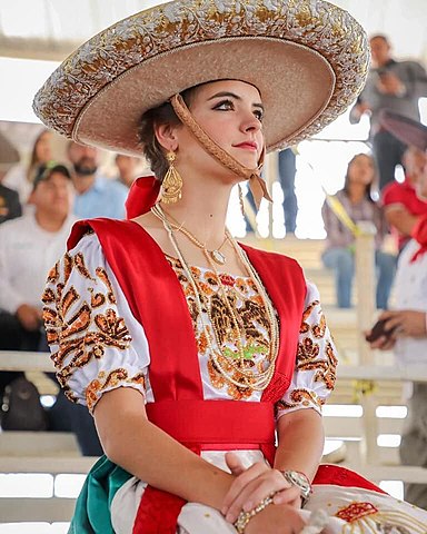 384px-Mujer_Mexicana_con_traje_de_Charro.jpg