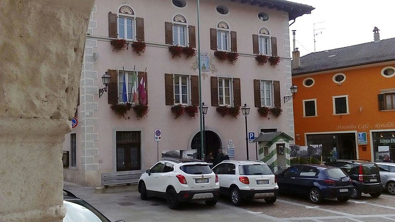 File:Municipio Strigno (2).jpg