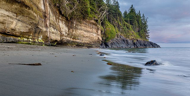 Пляж Мистик в провинциальном парке[англ.] Хуан-де-Фука[англ.] на острове Ванкувер в вечерних сумерках