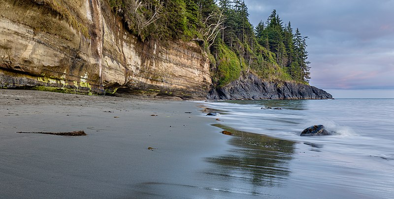 پرونده:Mystic Beach, Vancouver Island, Canada 10.jpg