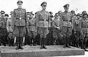 アドリア海岸作戦地域親衛隊及び警察高級指導者時代のグロボクニク（左）。中央はフリードリヒ・ライナー（ドイツ語版）、右はルートヴィヒ・キュブラー（ドイツ語版）。1943年～1945年のイタリア。