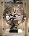 Indien: Nationalmuseum Neu-Delhi, Bronze-Statue des Nataraja (König des Tanzes), einer Erscheinungsform des Hindu-Gottes Shiva, Tamil Nadu, Zeit der Chola-Dynastie, 12. Jhdt. n. Chr.