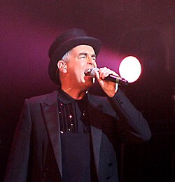 Neil Tennant esiintymässä Pet Shop Boysin kanssa Bostonissa vuonna 2006.