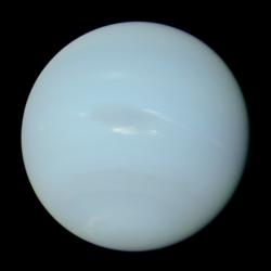 Neptun u prirodnoj boji, viđen sa svemirske letjelice Voyager 2 s Velikom tamnom pjegom na lijevoj strani i Malom tamnom pjegom u donjem desnom dijelu. Bijeli oblaci se sastoje od smrznutog metana.