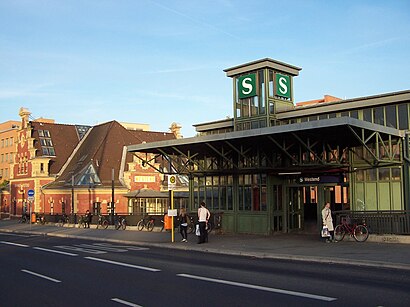 Neuer und alter Bahnhof Berlin-Westend.JPG