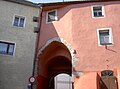 Porte du château avec ancienne salle de la tour et ancienne clouterie