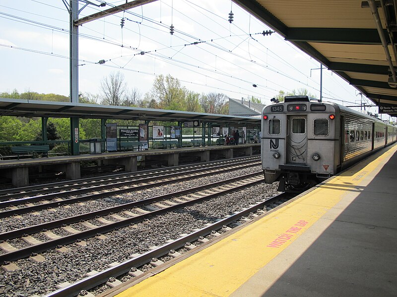 File:New Jersey Transit Budd Arrow III at Princeton Junction 03.jpg