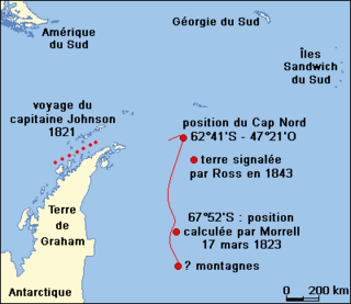 La ligne rouge montre les lieux rapportés par Benjamin Morrell de la côte du Nouveau-Groenland méridional (1823), et le 4e point montre « l’apparition » signalée par James Clark Ross en 1843. La ligne en point tiré désigne le trajet du capitaine Johnson en 1821.