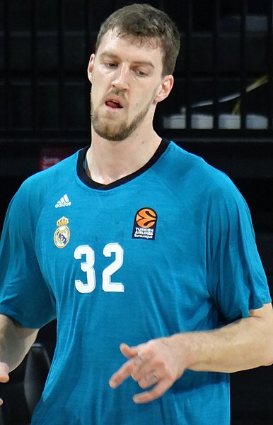 File:Ognjen Kuzmić 32 Real Madrid Baloncesto Euroleague 20171012.jpg