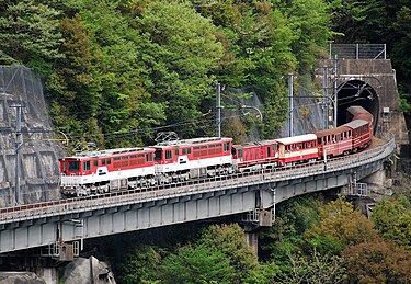 Diesel push-pull train with a cogwheel electric locomotive that is pretensioned on the valley side and a significantly higher car body than the rest of the train