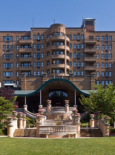 Image: Omni Shoreham Hotel from the south on a sunny summer morning (cropped)