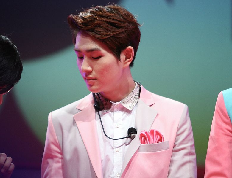 File:Onew at the Etude Pink Play Party in Singapore 05.jpg