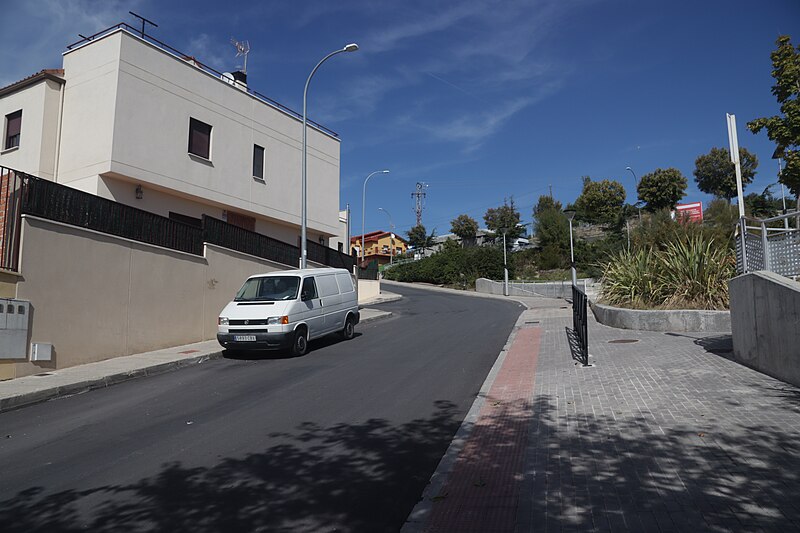 File:Overview of road in Morata de Tajuña, La Alcarria Comarca.jpg