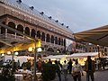 Piazza con Palazzo della Ragione sullo sfondo