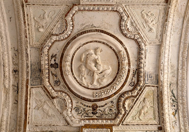 File:Palazzo grimani di s.m. formosa, scalone con affreschi di f. zuccari e stucchi che riproducono cammei e grottesche, 1563-65, 04,2 ercole e cerbero.jpg