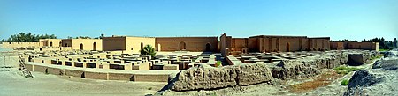 Tập_tin:Panorama_view_of_the_reconstructed_Southern_Palace_of_Nebuchadnezzar_II,_6th_century_BC,_Babylon,_Iraq.jpg