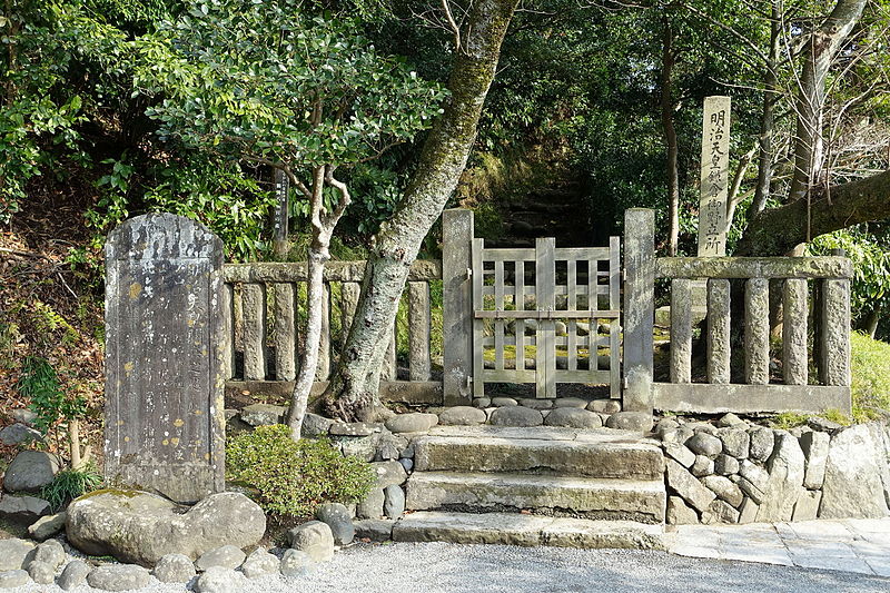 File:Pathway - Tsurugaoka Hachiman-gū - Kamakura, Kanagawa, Japan - DSC08348.JPG