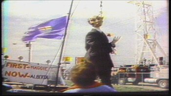 Protesters hanging a mannequin depicting Pierre Elliott Trudeau Pen-colere-alberta-programme-energetique.jpg