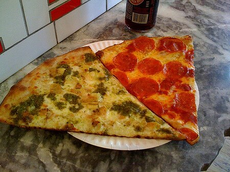 ไฟล์:Pepperoni_and_chicken_pesto_pizza_slices.jpg