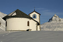 Chapel at Melchsee-Frutt with the Graustock mountain peak in the background Picswiss OW-27-33.jpg