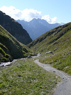 Piz Bacun Septimerpassdan ko'rinib turibdiki (rätoromanisch Pass da Sett), Passo del Settimo - panoramio.jpg