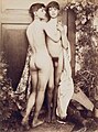 10786. Due ragazzi nudi davanti a una porta chiusa. / Two nude boys before a closed door.