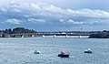 Le pont du Frémur qui franchit l'embouchure du Frémur Est entre Saint-Briac-sur-Mer et Lancieux, sur la limite départementale entre l'Ille-et-Vilaine et les Côtes d'Armor. À l'horizon à droite, on aperçoit le château d'eau de Ploubalay.