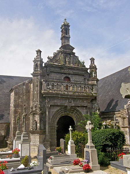 File:Porche de l'église-TREMAOUEZAN.jpg