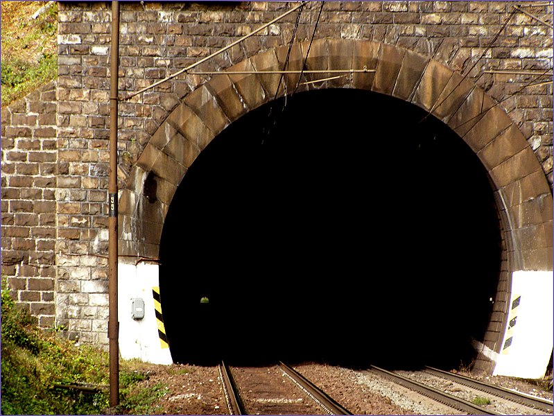 File:Portál Bujanovského tunela - panoramio.jpg