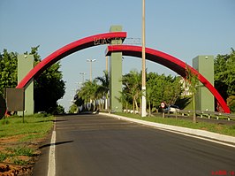Entree van Santa Adélia op de hoofdweg Av. Duque de Caxias