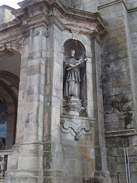 File:Porto, Sé do Porto, estátua na fachada.jpg