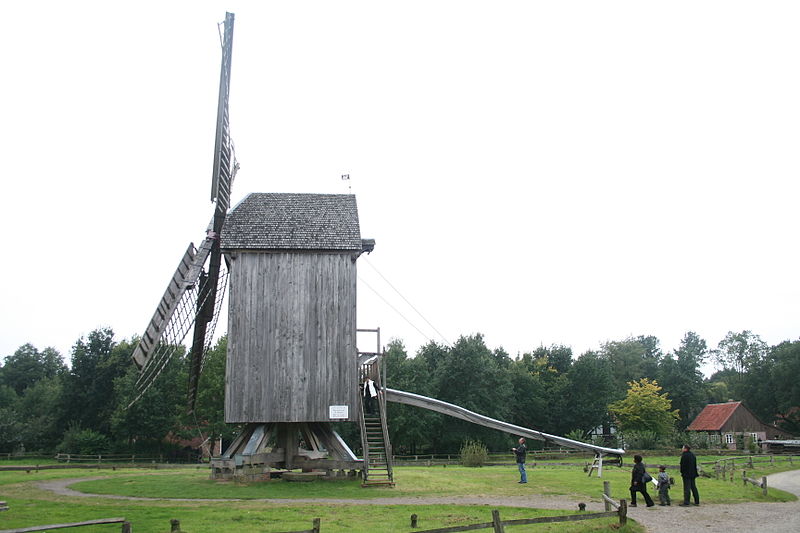 Die Bockwindmühle 800px-Post_mill_-_Bockwindm%C3%BChle_-_1638_-_open_air_museum_Cloppenburg_-_Germany_%28ii%29