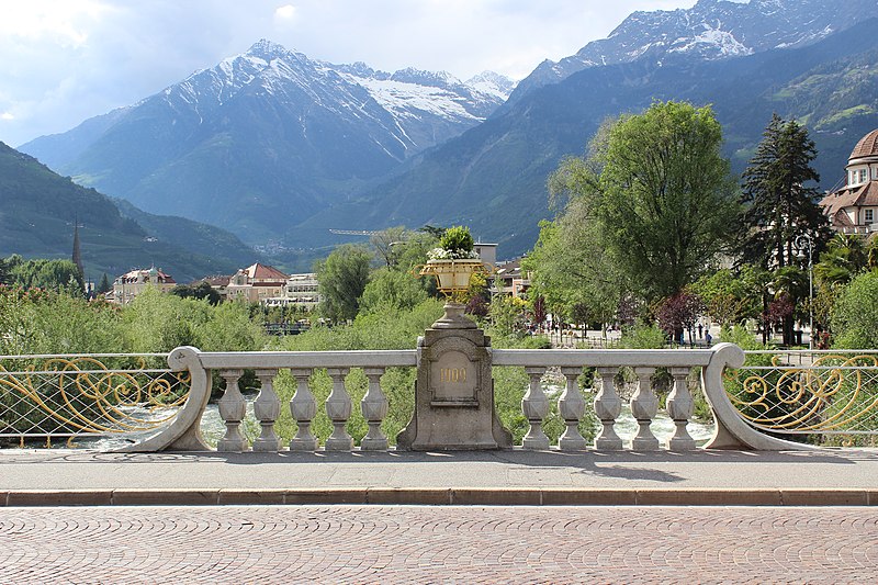 File:Postbrücke, Meran.JPG