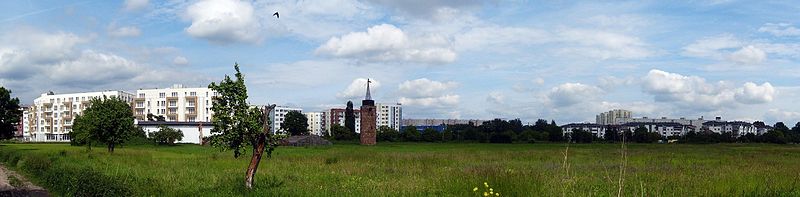 Widok Łaciny, od lewej: osiedle Polanka, wiatrak holenderski, osiedle Zielony Taras a za nim daleko w tle zabudowania Chartowa (2013)