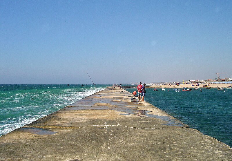 File:Praia da Aguda - Portugal (272157801).jpg