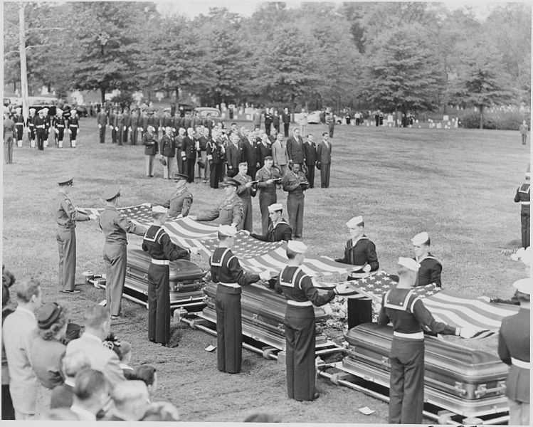 File:President Truman attending the burial of twenty soldiers at Arlington National Cemetery. These twenty are the first... - NARA - 199687.jpg