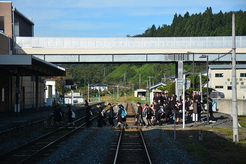 ファイル:Rail02000 摺沢駅と通学生.jpg