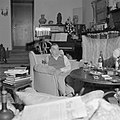 Remarque in gesprek, zittende in een armstoel in zijn woonkamer in de villa in P, Bestanddeelnr 254-4729.jpg