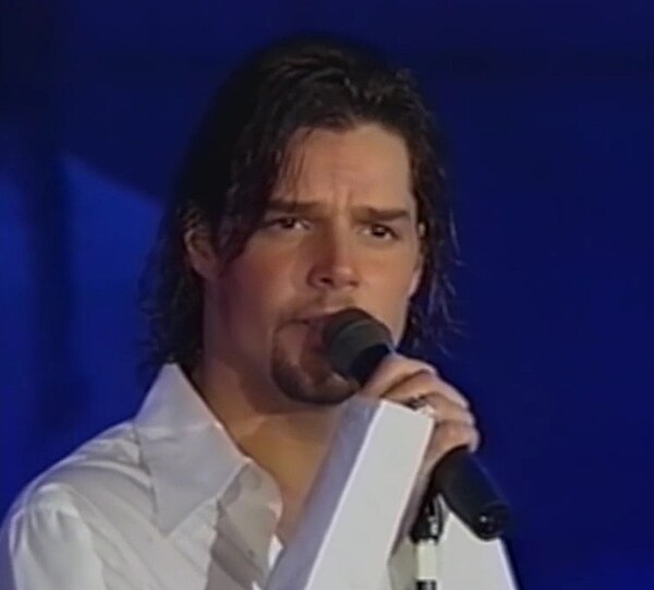 Martin performing "Te Extraño, Te Olvido, Te Amo" at the 37th Viña del Mar International Song Festival in 1996