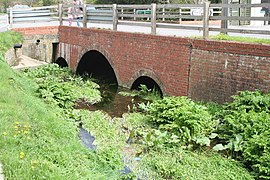 pont routier sur la Bourne.